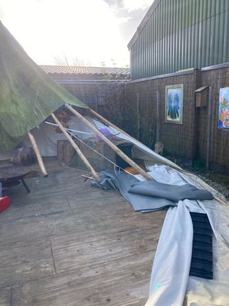 Een triest gezicht van de stuk gescheurde, en van zijn plek geblazen, TIPI tent.